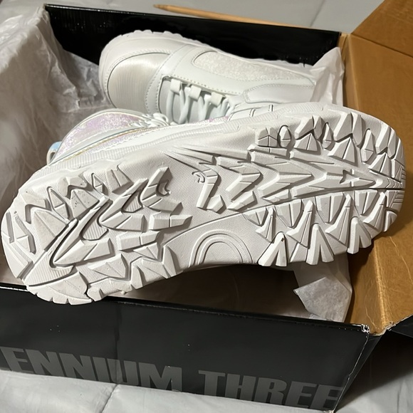 Millennium Three Venus womans lace up snowboard boots. - Picture 10 of 11